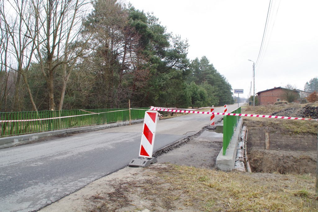 Fotografia obrazująca remont mostu w ciągu ulicy Ofiar Katynia w Zielonej